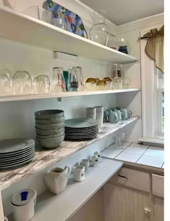 BEACH BUM CARRIAGE HOUSE with kayaks - steps to beach, park, marinas & brewery!