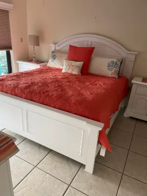 Newly remodeled large Ground Floor 1/1 Condo on Car Free New Smyrna Beach
