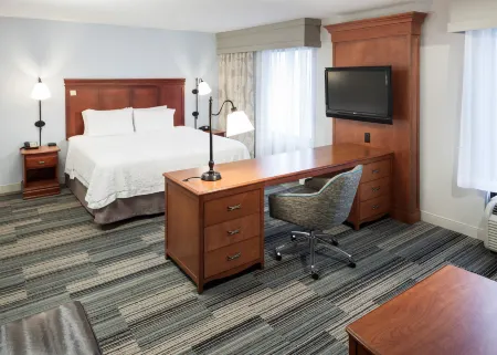Hampton Inn & Suites Cedar Rapids - North Отели в г. Сидар-Рапидс