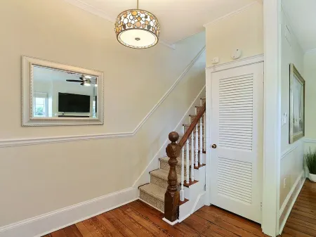 Cunningham House - Remodeled Townhouse on Greene Square with a Patio