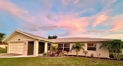 Spacious 4-bedroom house with heated pool, family & pets welcomed! Speedway附近的飯店