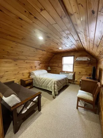 Hillside Hideaway East just 1/2 mile from Current River!