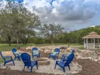 3-Acre Hill Country Retreat w/ Private Office Cabin & Fenced Yard Hotels in Spring Branch