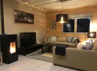 Cottage 6 to 8 people, House wood layout quality. Near lake Bcp of space