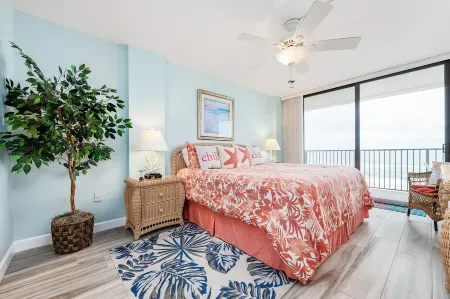 Gorgeous Gulf Front Beach Oasis - Emerald Surf #302 Отели рядом с достопримечательностью «Наварр Бич Си Тертл Консервейшен Сентер»