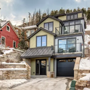 SPECTACULAR MTN MODERN HOME. GREAT OLD TOWN LOCATION. EASY ACCESS TO TOWN LIFT.