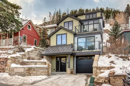 SPECTACULAR MTN MODERN HOME. GREAT OLD TOWN LOCATION. EASY ACCESS TO TOWN LIFT.