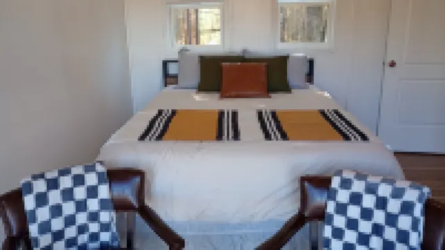 2-Bedroom Tiny Home with full kitchen, laundry, wifi, and beautiful pond views