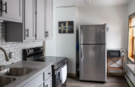 The Sunny Side! Convenient and Sleeps 6!