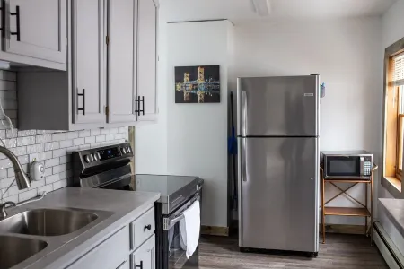 The Sunny Side! Convenient and Sleeps 6!