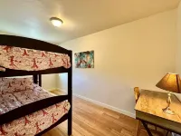 Chateau Herb ~ Miranda Carriage House Apt Hotel dekat Music Building