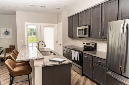 Sophisticated Golf Community Townhouse!–3442 Hotels in Lysander