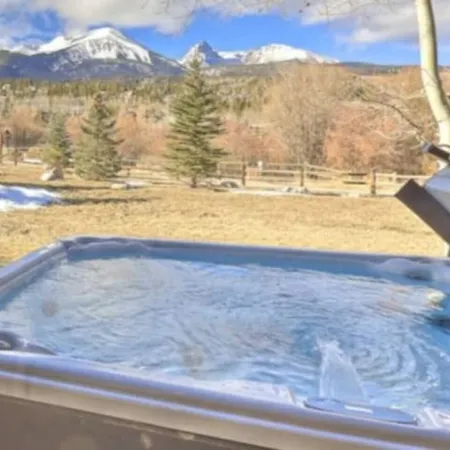 Luxury Town Home+Hot Tub! Mountain View, River/Lake front, close to Ski Resorts