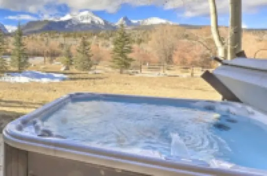 Luxury Town Home+Hot Tub! Mountain View, River/Lake front, close to Ski Resorts