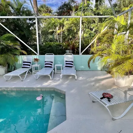 Key West Style Beach House w/ Boat Parking 2 mins from launch 5 mins from beach!