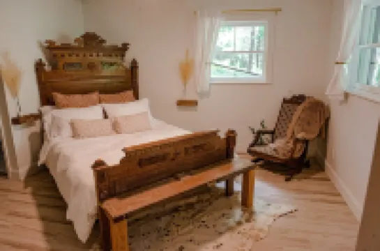 Cozy A-Frame ~10 min to Cashiers - Pet Friendly, Firepit, + Hot tub!