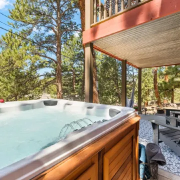 Cozy cabin with Hot tub Fireplace Fire pit Full kitchen Close to town and RMNP.