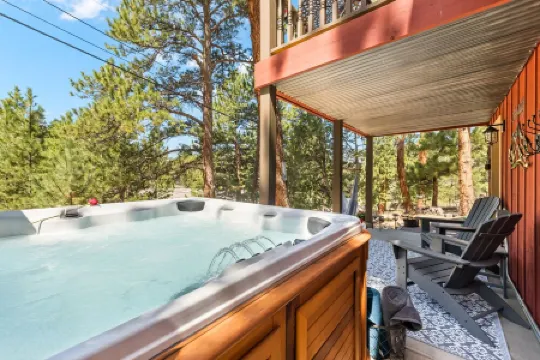 Cozy cabin with Hot tub Fireplace Fire pit Full kitchen Close to town and RMNP.