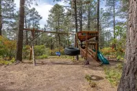 Log Hill Lodge-BEST VIEWS, Hot tub, Close to town+Wolf Creek, privately owned