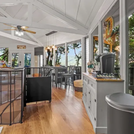 Treetop Getaway with AMAZING lake views!