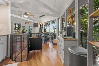 Treetop Getaway with AMAZING lake views!