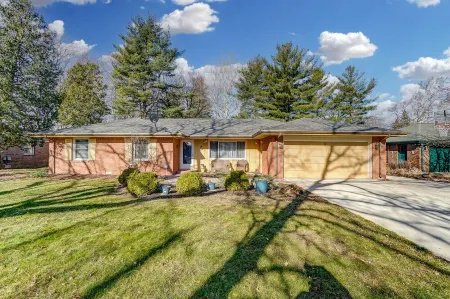 Newly Renovated, 1 block from BGSU, spacious and comfortable