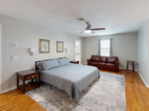 Spacious 4-bedroom house in charming Worcester with AC, WiFi 伍斯特酒店