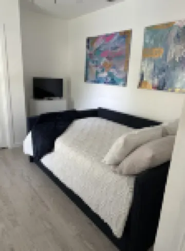 2-bedroom apartment just 4 minutes drive to Gladys Porter Zoo