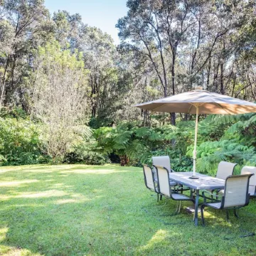 Ama'u Lani Cottage minutes from Volcano Village & Hawaii Volcanoes National Park Отели в г. Волкейно