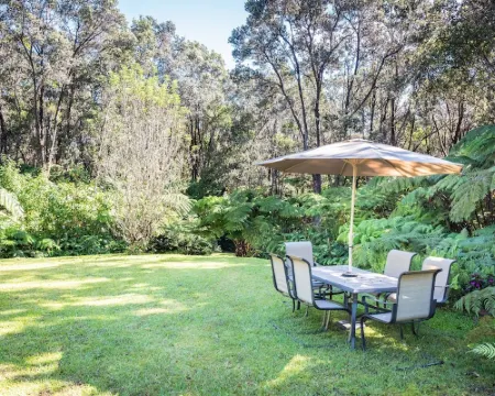 Ama'u Lani Cottage minutes from Volcano Village & Hawaii Volcanoes National Park Hotels in Volcano