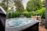 ENTIRE HOME! 5 BEDROOM, 2 BATH, WITH JACUZZI - .2 miles to Iowa State Campus