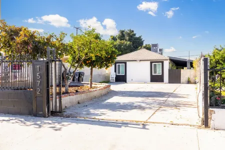 Comfortable Compton 2 Bed APT 1