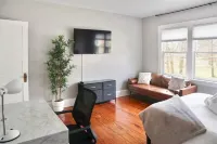 Fire Pit, Sunroom, Hanging Chair, 10mi to city
