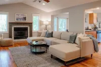 Crestview Cottage - Hot Tub - 3 Bedroom 2 Bath - 3 Minutes to Beach