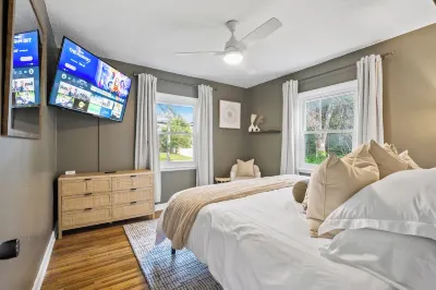 Charming 3-bedroom house with AC and WiFi. LAKE ACCESS King Beds! Newly Remodel Hotels near Massage Envy