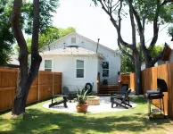 Attractive 2 Bedroom Cottage Centrally Located with Fire Pit - balcony
