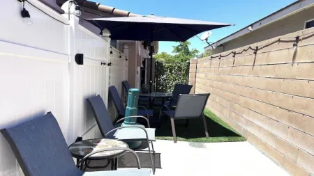 NEW! 2-Bedroom Fontana Guest House close to Kaiser Permanente Отели рядом с достопримечательностью «Парк Ок»