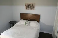 Cottage in the Trees - A getaway from everything, close to everything