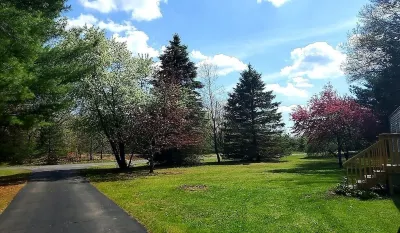 Charlie's Woodside Getaway-4 miles from the Dells! Hotel in zona Shangri-La Campground