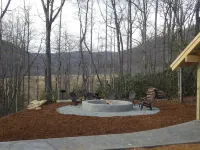 Private Log Cabin Hot Tub + Fire Pit • Peaceful • Near Hendersonville Hotels in Edneyville