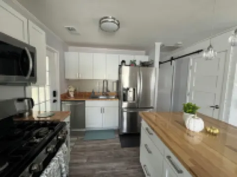 Pet-Friendly Charming  & Cozy 3-bedroom house AC & WiFi in pleasant Youngstown Hotels in Boardman Township