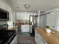 Pet-Friendly Charming  & Cozy 3-bedroom house AC & WiFi in pleasant Youngstown Hotels in Boardman Township