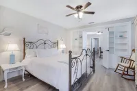 Urban Tropical Fort Myers Retreat in Historic Downtown River District