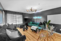 2-BR 1.5 blocks from beach w Pool!
