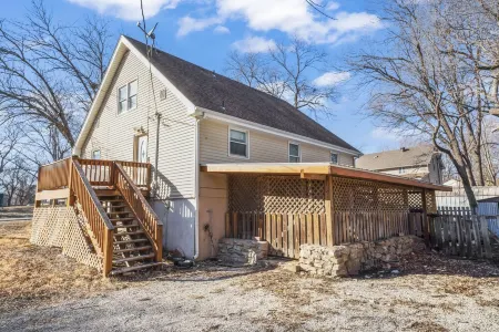 Cozy 3 bedroom in Baldwin City, close to Baker, great for families & friends!