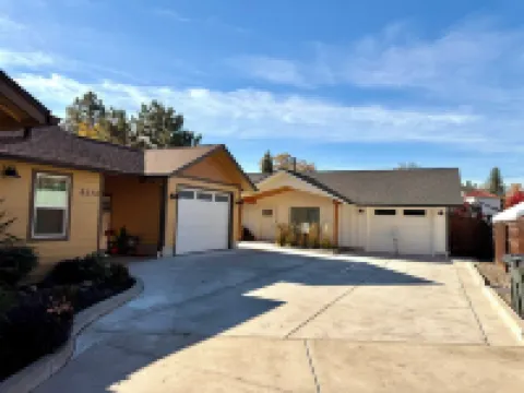 Cottage with gated driveway near downtown & river