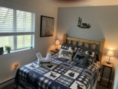 Perfect Poconos Retreat, .5 miles -Beach & Pool, Huge Game Room, Pet Friendly!