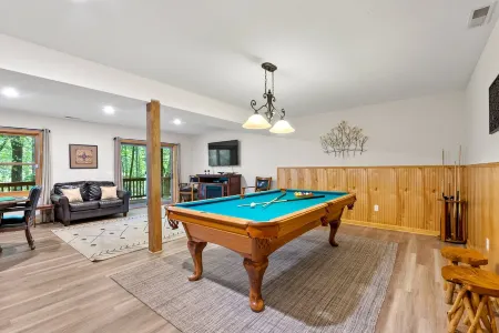 Beautiful LOG HOME-Poker & Pool Table, Xbox, Firepit,Jacuzzi tub,Week Specials!