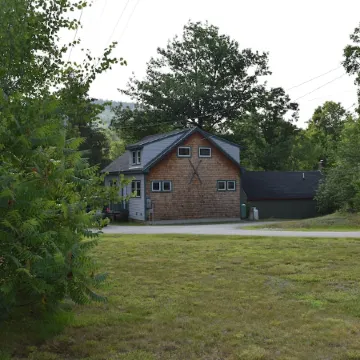 River Ellis Chalet: Cozy Chalet w private Jacuzzi & access to Swimming Pool