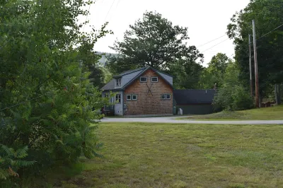 River Ellis Chalet: Cozy Chalet w private Jacuzzi & access to Swimming Pool Glen Ellis Camground附近的飯店